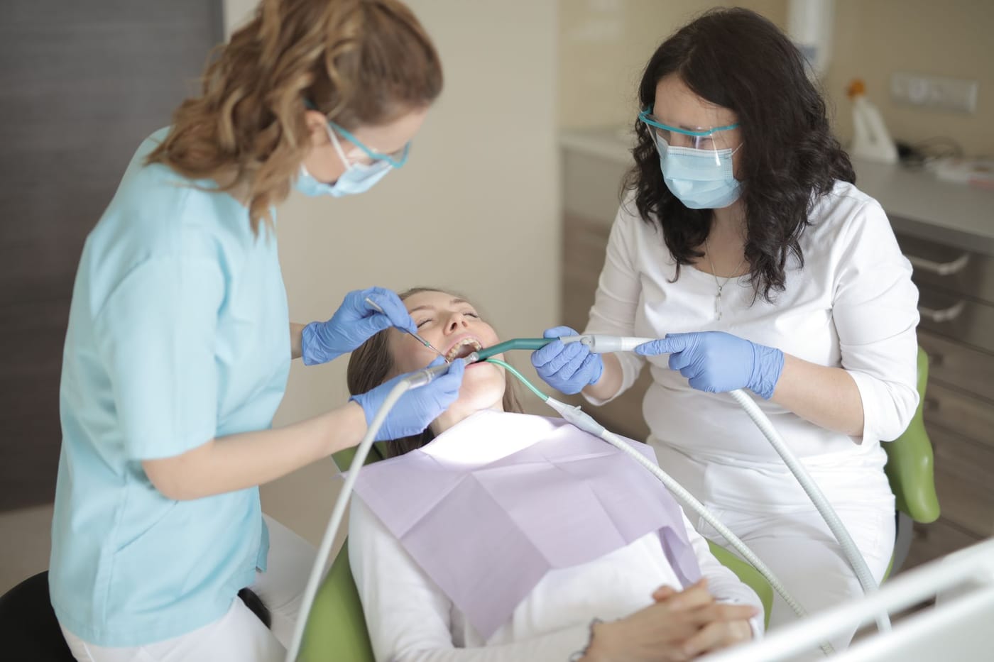 Rimozione carie — medico dentista